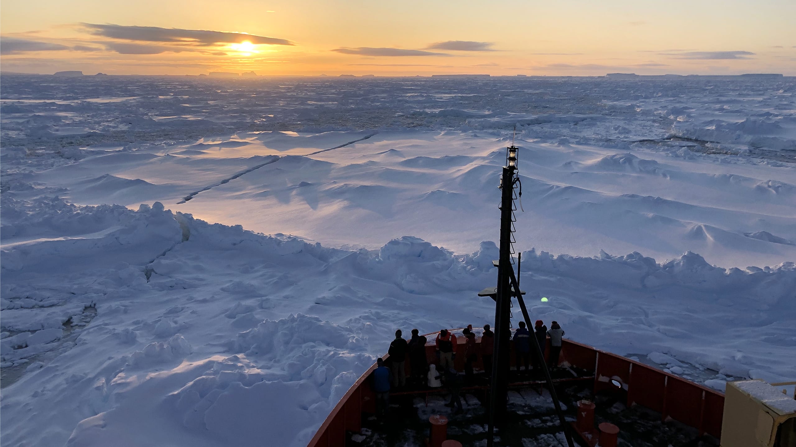 Утренний рассвет был виден персоналу на борту научно-исследовательского судна Nathaniel B. Palmer, когда оно двигалось в море Беллинсгаузена. Круиз проходил в регионе ледника Туэйтса в рамках Международного сотрудничества по леднику Туэйтса.