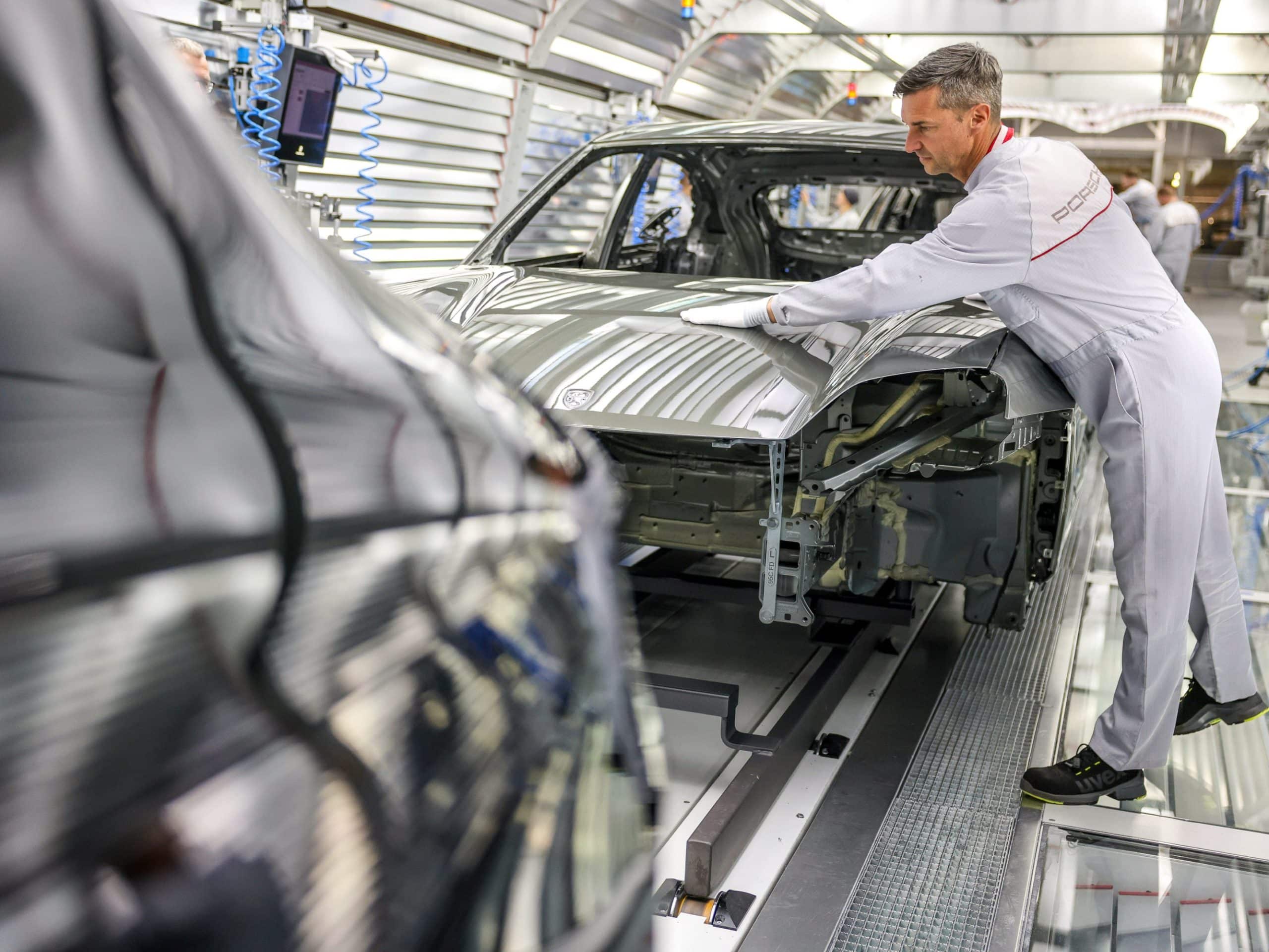 Сотрудник Porsche на сборочной линии
