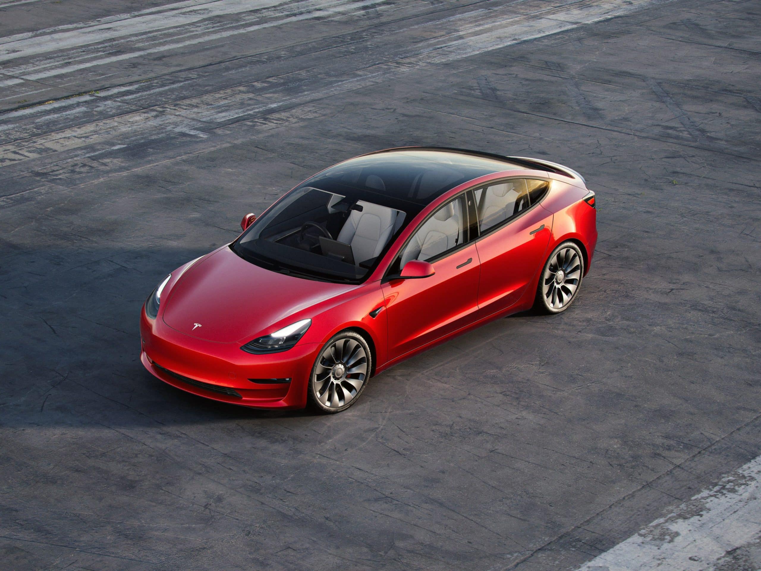 красный Tesla Model3