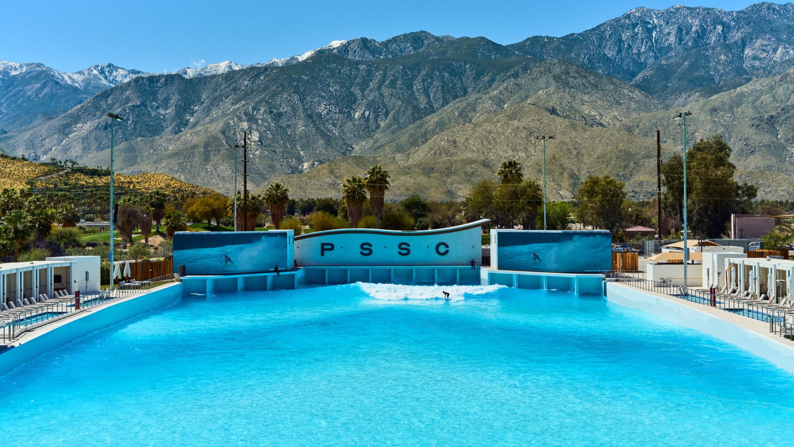 Вид с большого расстояния на волновой бассейн Palm Springs Surf Club