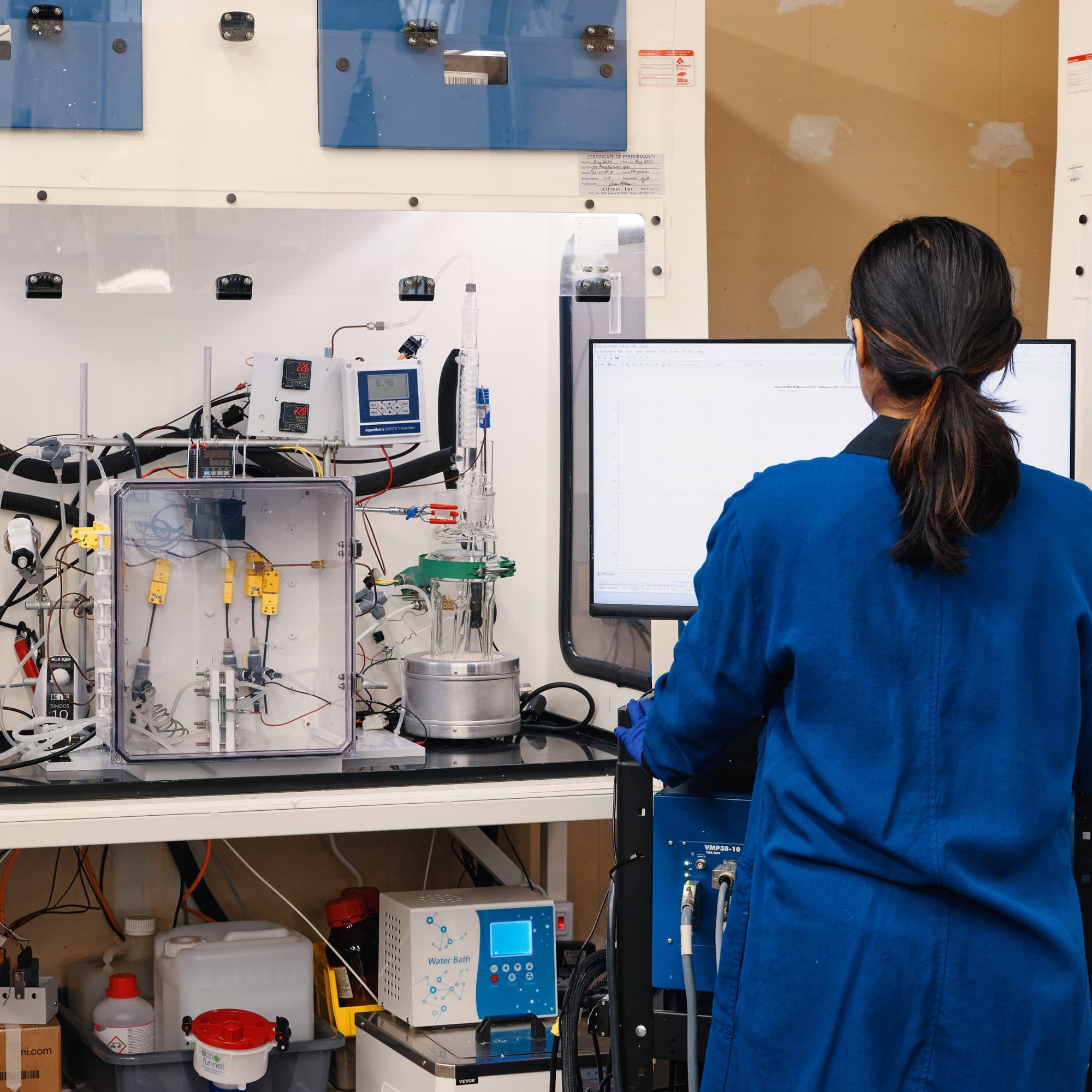 Работник у терминала машины