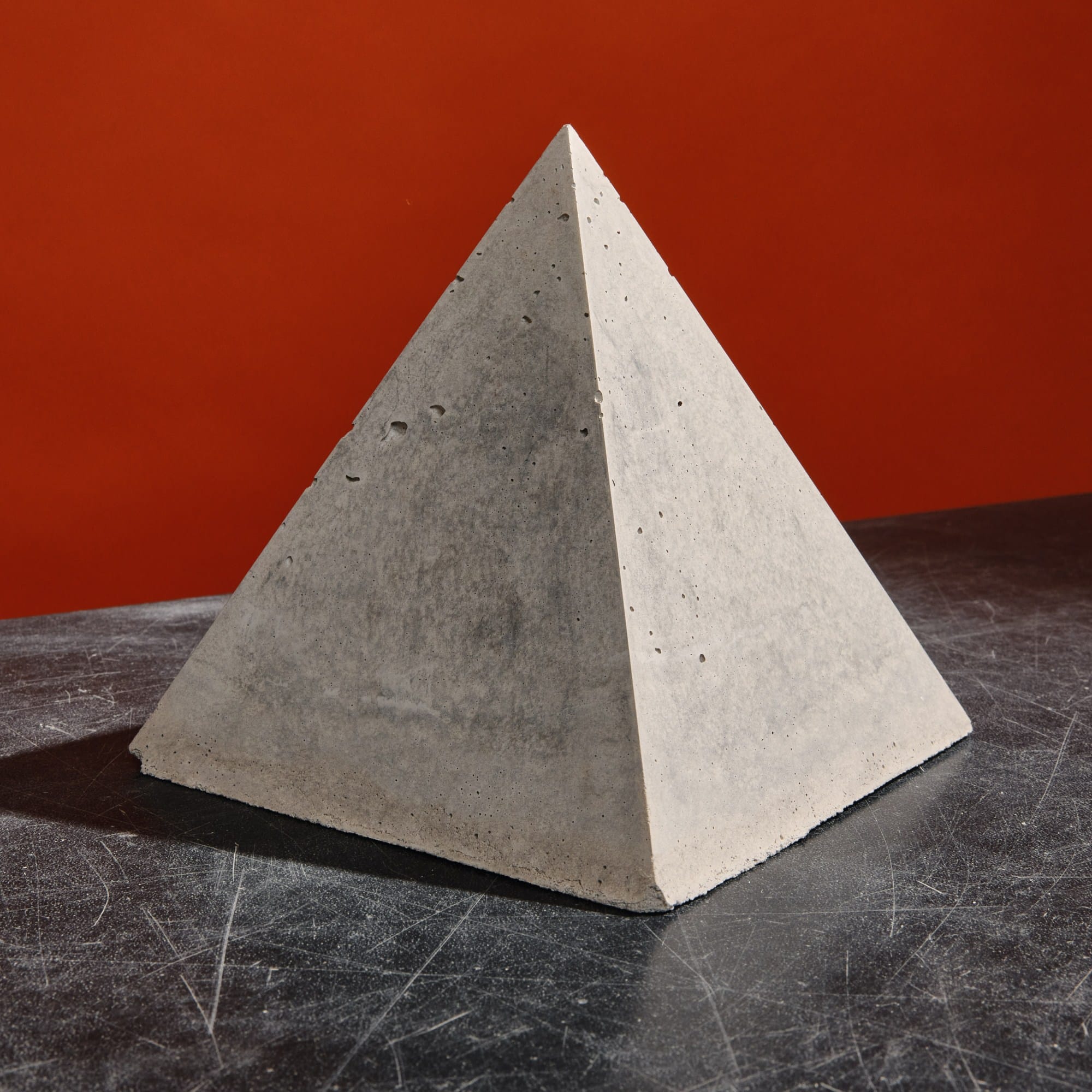 Затвердевший цемент в форме пирамиды