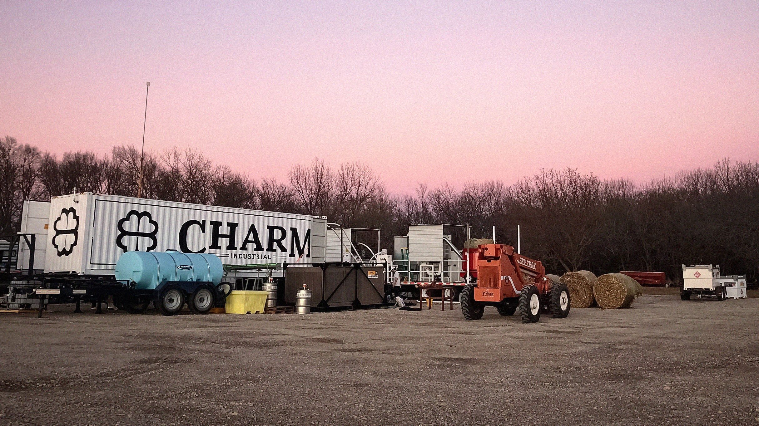 Сотрудники Charm в последние недели перерабатывают тюки кукурузного стерни с ферм в Канзасе.