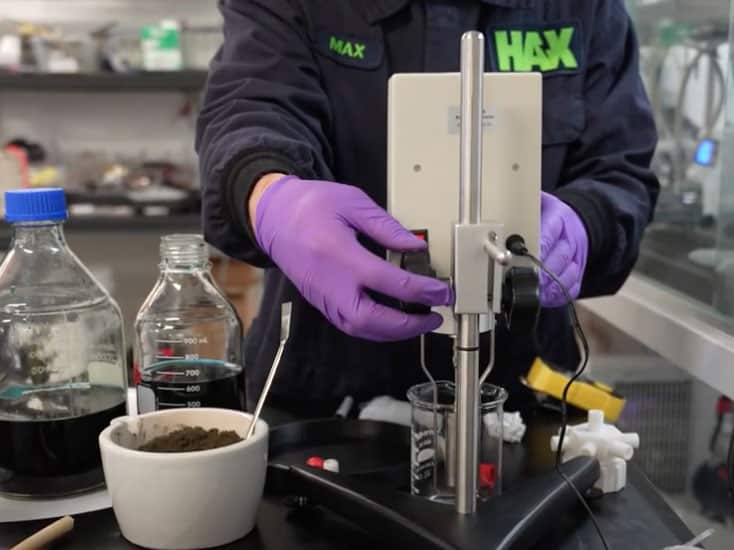 работник в лаборатории