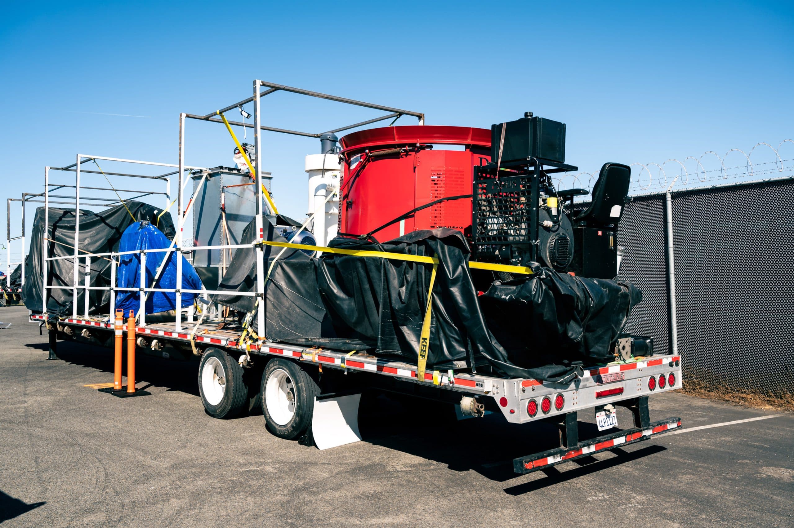 Полуприцеп компании в штаб-квартире.